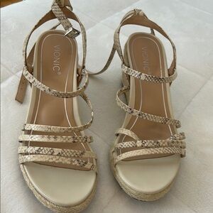 Vionic Women's Tan Strappy Sandals